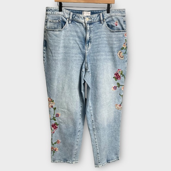 Lane Bryant Boyfriend Fit Embroidered Jean Women’s Size 16 Long Light Wash Boho - Picture 3 of 8